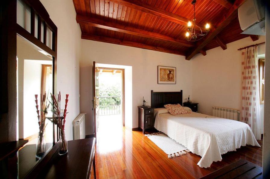 بيت شباب Casa Da Botica A Estrada Os Casares الغرفة الصورة