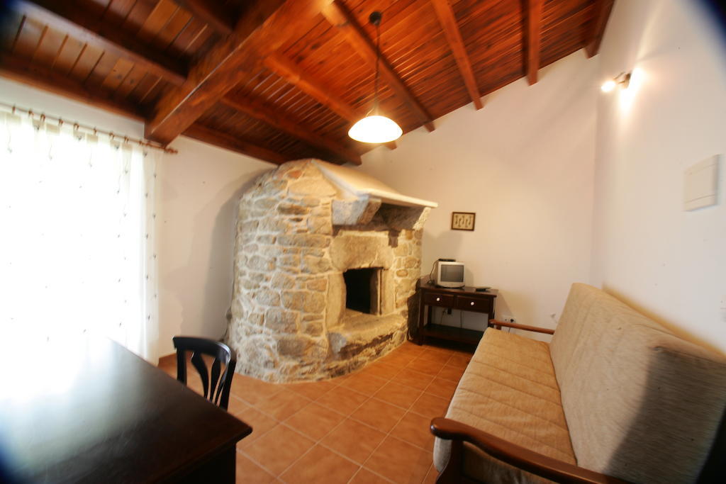 بيت شباب Casa Da Botica A Estrada Os Casares الغرفة الصورة