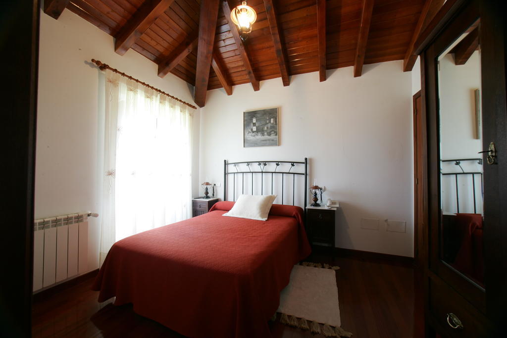 بيت شباب Casa Da Botica A Estrada Os Casares الغرفة الصورة