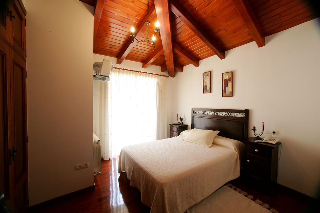 بيت شباب Casa Da Botica A Estrada Os Casares الغرفة الصورة