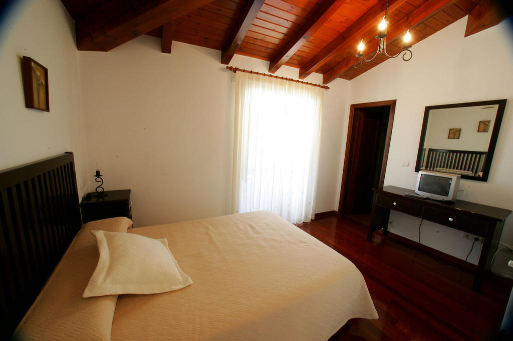 بيت شباب Casa Da Botica A Estrada Os Casares المظهر الخارجي الصورة