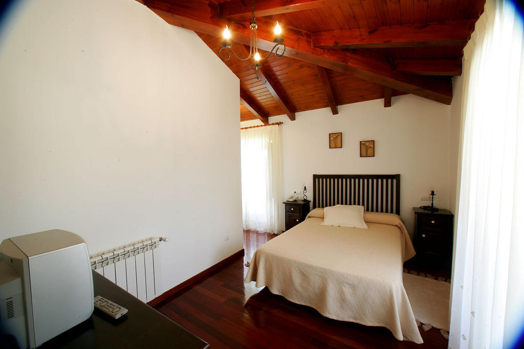 بيت شباب Casa Da Botica A Estrada Os Casares الغرفة الصورة