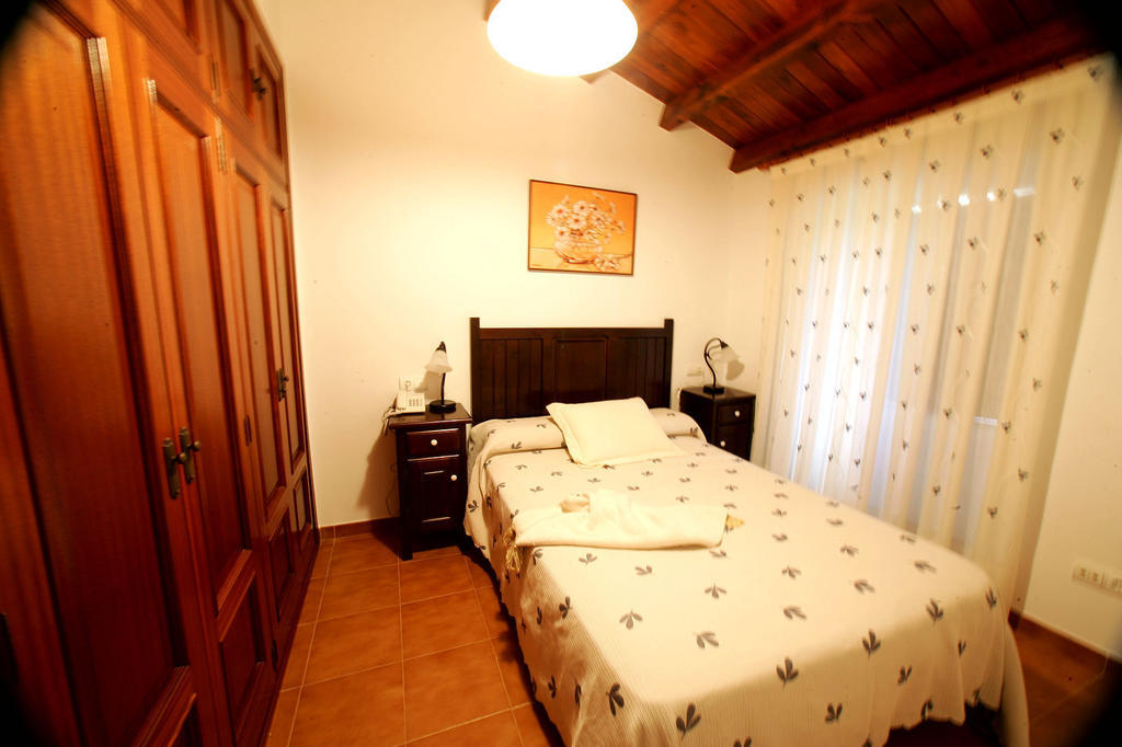 بيت شباب Casa Da Botica A Estrada Os Casares الغرفة الصورة